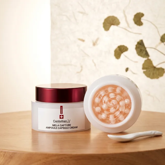 CENTELLIAN24 - Madeca Mela Capture Ampoule Capsule Cream - Rozjasňující a revitalizační krém s inovativní technologií kapslí - 55 ml