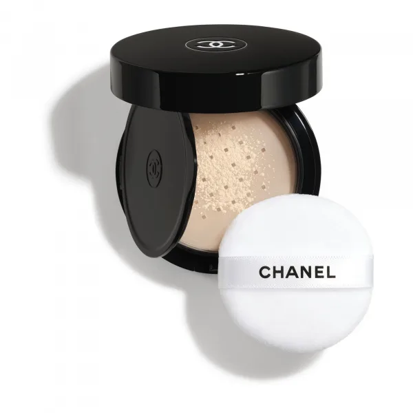 CHANEL POUDRE UNIVERSELLE LIBRE ON-THE-GO FORMAT  SYPKÝ PUDR S PŘIROZENÝM FINIŠEM. CESTOVNÍ FORMÁT - 30 MEDIUM 6 g