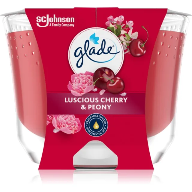 GLADE Luscious Cherry & Peony vonná svíčka 204 g