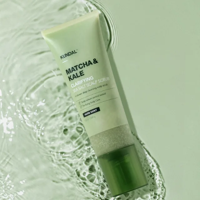 KUNDAL - Matcha & Kale Clarifying Sea Salt Scalp Srub - Čisticí peeling na pokožku hlavy s mořskou solí, matchou - 200 ml