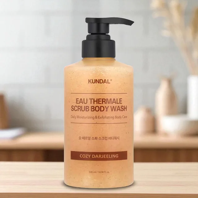 KUNDAL - Scrub Body Wash - Exfoliační sprchový gel COZY DARJEELING  - 500 ml