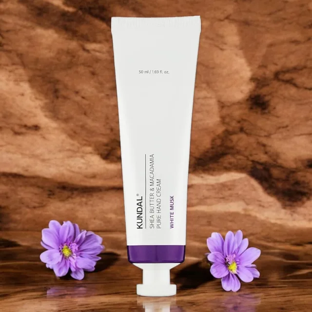 Kundal Shea Butter & Macadamia Pure Hand Cream - Hydratační a vyživující krém na ruce WHITE MUSK - 50 ml