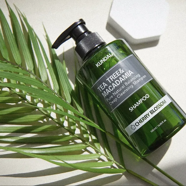 KUNDAL - Tea Tree Macadamia Deep Cleansing Shampoo CHERRY BLOSSOM - Šampon pro hluboké čištění s čajovníkem a makadamiovými ořechy - 500 ml