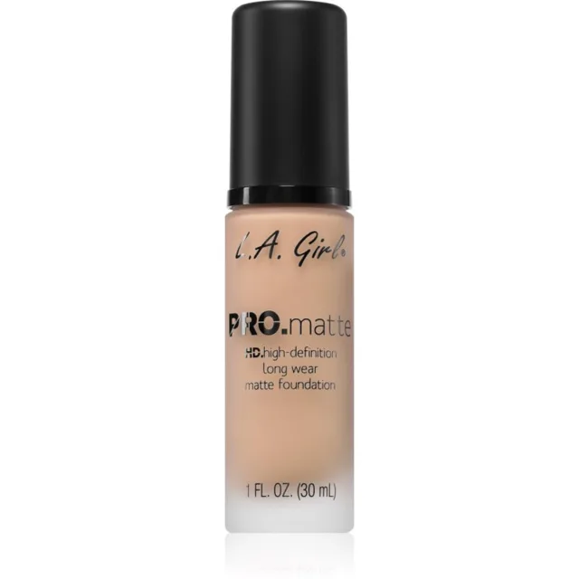 L.A. Girl Cosmetics PRO. Matte dlouhotrvající make-up s matným efektem odstín 678 Sand 30 ml
