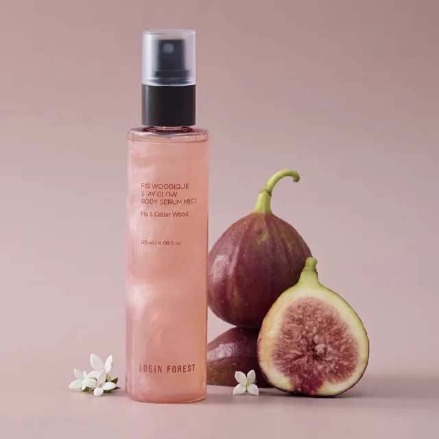 LOGIN FOREST - Fig Woodique Stay Glow Body Serum Mist - Rozjasňující tělové sérum v mlze s vůní fíkového dřeva - 120 ml