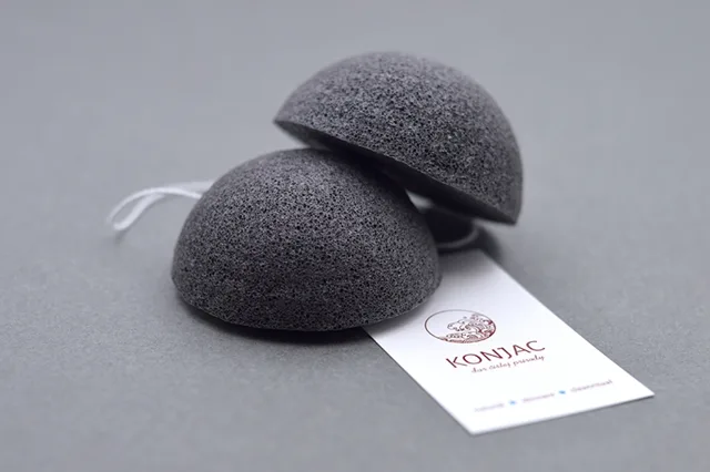 Manzana Konjac Černá konjac obličejová půlkulatá houbička s bambusovým uhlím