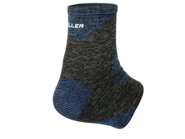 MUELLER 4-Way Stretch Premium Knit Ankle Support, bandáž na kotník Velikost: M/L