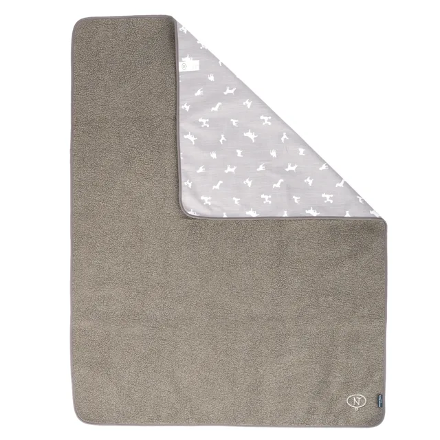 Nomad Tales Blush Vodotěsná plyšová deka šedohnědá - L 140 x B 105 cm