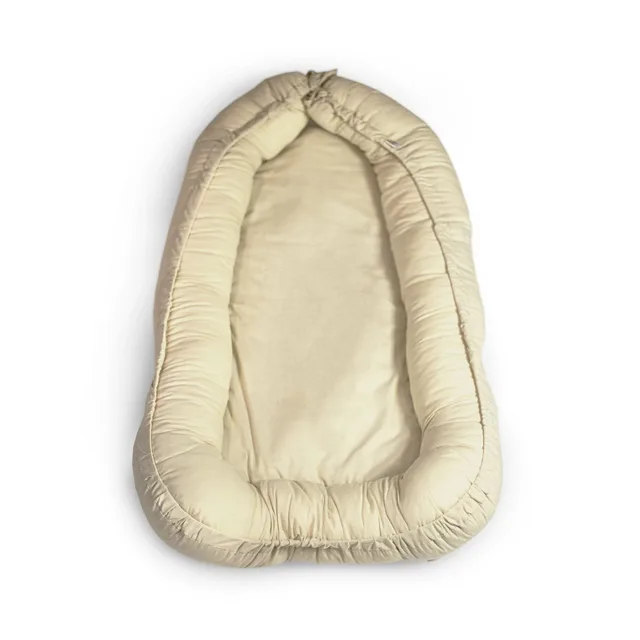 Petite&Mars Hnízdo ochranné pro miminko FEEL SAFE Light Beige 90 x 60 cm