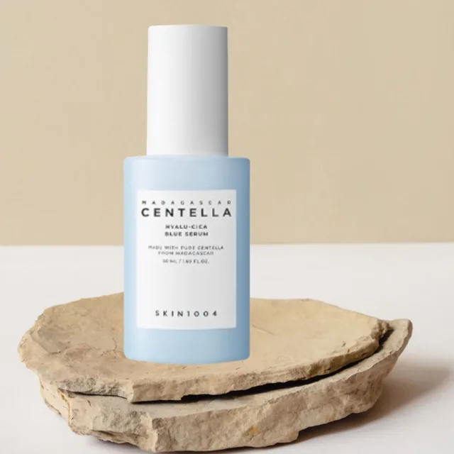 SKIN1004 - Madagascar Centella Hyalu-Cica Blue Serum - Zklidňující a hydratační sérum na pleť  - 50 ml