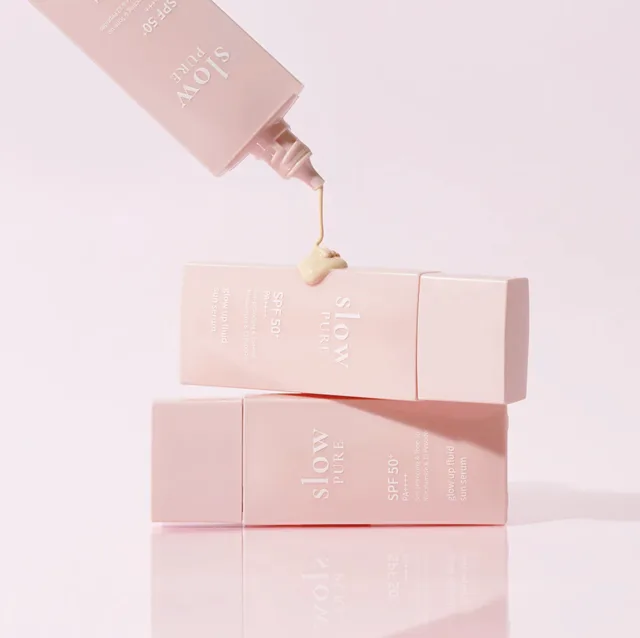 SLOWPURE - Glow Up Fluid Suns Serum - Rozjasňující fluidní opalovací sérum - 50 ml