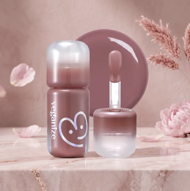VEGANIZE - 4D Dewyshine Lip Oil Pearl Gloss 02 Berry Veil - Třpytivý olej na rty s perleťovým leskem - 4 g