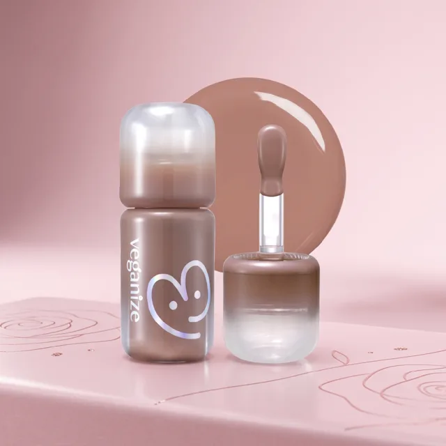 VEGANIZE - 4D Dewyshine Lip Oil Pearl Gloss 06 Mocha Mousse - Třpytivý olej na rty s perleťovým leskem - 4 g