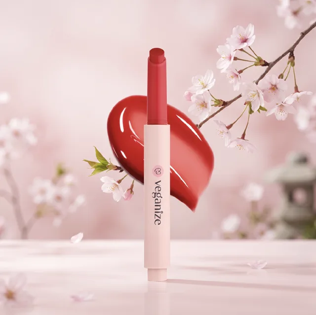 VEGANIZE - Collagen Lip Glass Balm 01. Camelia Red - Kolagenový balzám na rty - 1,8 g
