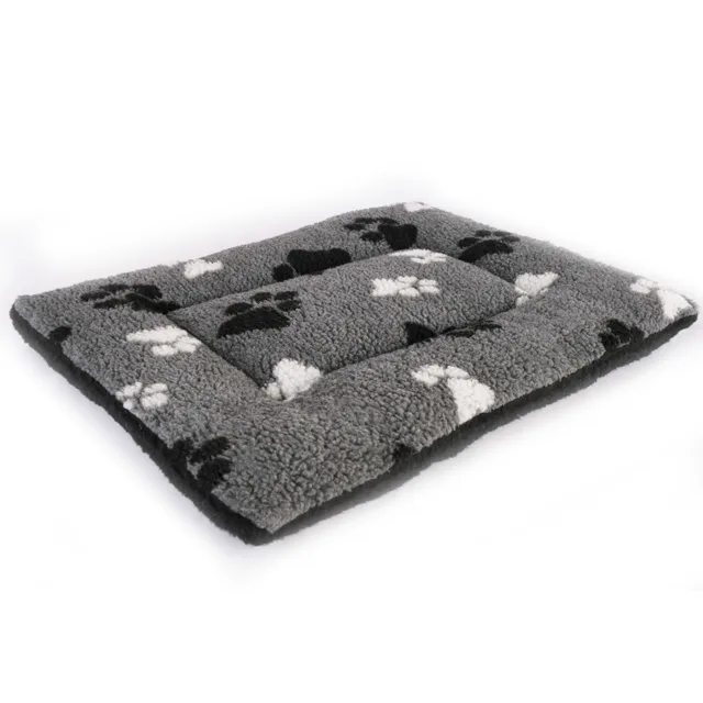 Vetbed® polštář z rouna pro přepravní boxy, šedý s tlapkami - D 122 x Š 76 x V 5 cm